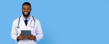 Bir doktor mavi bir arkaplanda duruyor, tableti tutarken güvenle gülümsüyor. Boynunda steteskop olan beyaz bir ceket giyiyor ve hastalara yardım etmeye hazır..