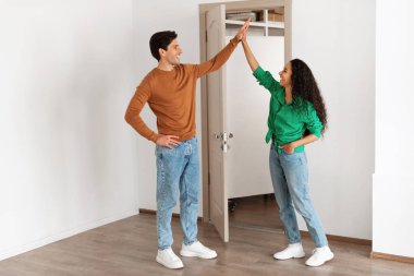 Neşeli bir adam ve kadın yeni evlerinin içinde taşınma gününü kutluyorlar. Birbirlerine beşlik çakıyorlar, hayatlarındaki bu dönüm noktası için heyecanlılar..