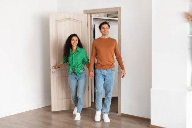 Neşeli bir çift yeni dairelerinin kapısından girerken el ele tutuşuyor. Tarz sahibi yaşam alanlarını keşfederken ifadeleri mutluluk ve heyecanı gösteriyor..