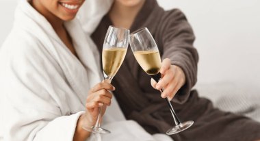 Çok ırklı spa kadınlarının şampanya bardakları, kadınlar günü konsepti.