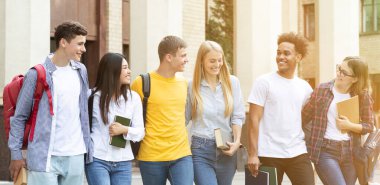 Kampüs yaşam ritmi. Sınıflara giden ve sınavlar hakkında konuşan öğrenciler, panorama