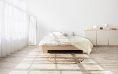 Ev tasarımı, minimalizm ve sabah içiyle ilgili fikirler. Yastıklı yatak, yumuşak battaniye, halı, ayna, ahşap zeminde mobilya. Beyaz duvar, yatak odasında perdeleri olan büyük pencere, hiç kimse, boş alan