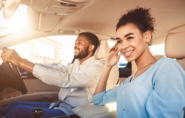 Yolculuk. Mutlu Afrika kökenli Amerikalı çift yaz tatilinde arabada oturuyor ve seyahat ediyor. Seçici Odaklanma