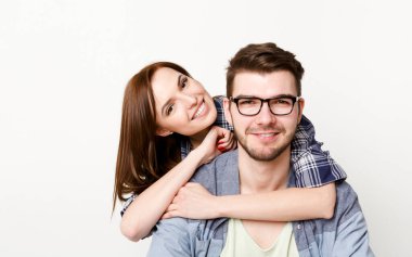 Mutlu çift birlikte. Aşk kucaklama, erkek ve kadın rahat kıyafetler beyaz izole arka planda kamera için poz