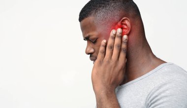 Kulak çınlaması. Sırtında ağrı olan hasta bir adam profili var. Ağrılı kafasına dokunuyor, boşluğu kopyalıyor.