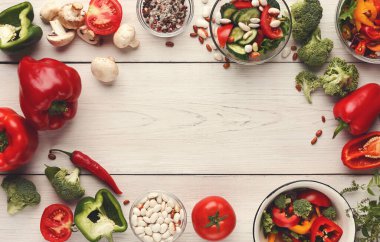 Taze organik lezzetli sebze ve Salatalar arka plan yığını. Sağlıklı doğal gıda yemek malzemeler, organik vejetaryen hasat, üstten görünüm beyaz tahta masada