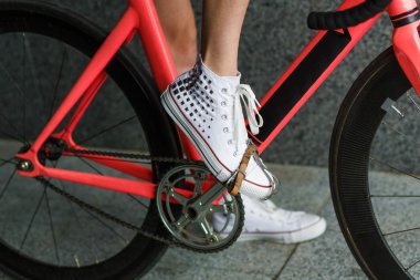 Bisiklet pedalı closeup adlı genç kadın ayak
