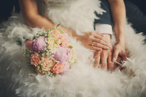 Bouquet da sposa primo piano davanti alla coppia — Foto Stock