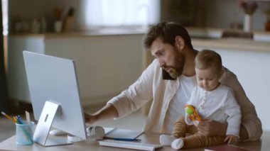 Bir baba, rahat bir mutfakta bilgisayarında çalışırken birden fazla iş yapar. Telefonda konuşurken bebeğini kucağında tutuyor, evde çalışırken aile hayatını ve dengesini gösteriyor..