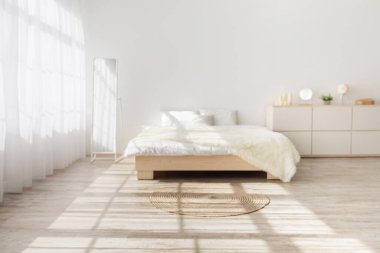 Modern ev, basit zarif bir daire tasarımı. Yastıklı ve battaniyeli çift kişilik yatak, mobilya, lamba, halı aynası, perdeli büyük pencere, beyaz duvar, güneş ışığı, bulanık, hiç kimse