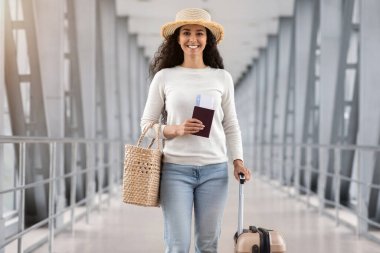 Yaz tatili. Wicker Hat Havaalanında, neşeli Orta Doğu Milenyum Kadını 'nın uçuş kapısına giden, Tatil gezisine hazır, Uzay Kopyalama' yla yürüyen Mutlu Genç Arap Kadın.