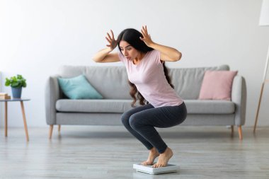 Aşırı kilolardan korkan duygusal Hintli kadın evde şokla oturmuş, mekanı kopyalıyor. Milenyum Asyalı bayan zayıflama diyetinden memnun değil. Sağlıklı yaşam tarzı kavramı