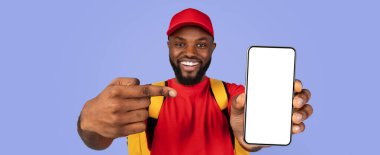 Kırmızı şapkalı ve gömlekli neşeli bir adam boş ekranlı bir akıllı telefonu tutuyor. Cihazı coşkuyla işaret ederek, mavi bir arkaplana karşı çekici bir atmosfer yaratıyor..