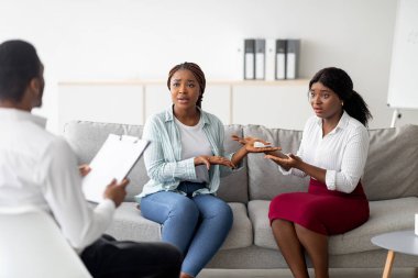 Siyahi lezbiyen çift ofiste psikologla seans yapıyor. Millennial LGBT ailesi, eşcinsel evlilikleri için profesyonel yardım arayışında. Homoseksüel ilişki sorunları