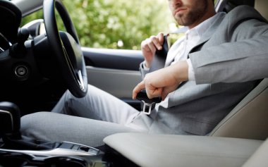 Dikkatli ol genç adam, sürücü koltuğunda otur emniyet kemerini bağla ve gitmeye hazır ol. Ulaşım kabinindeki takım elbiseli ciddi Avrupalı işadamı ofise gidecek, kırpılacak, kopyalanılacak