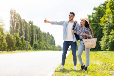 Neşeli, çok ırklı bir çift otostop çekiyor, arabayı yolda durduruyor. Sırt çantalı mutlu kıvırcık kadın ve Arap adam. Birlikte geziyorlar. Couyntryside 'da yürüyüş yapıyorlar.