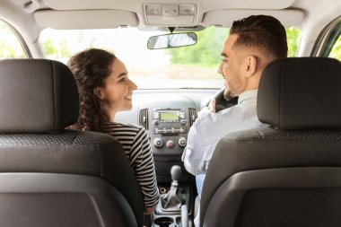 Mutlu orta doğu çifti birbirine bakıyor, otomobille seyahat ederken sohbet ediyorlar, arka koltuktan vurulmuşlar. Araba yolculuğunun tadını çıkaran genç aile gezginlerinin dikiz görüntüsü