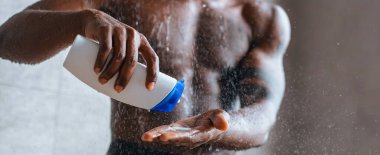 Bir adam duş alırken banyoda duruyor. Bir şişeden avucuna şampuan döküyor. Saçlarını yıkamaya ve kafa derisini temizlemeye hazırlanırken etrafından sular akıyor..