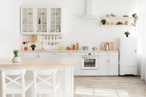 Столовая и кухонный интерьер. Посадить на деревянный стол с белыми стульями рядом, посуду для котят и посуду на современной мебели, светлые стены и пол. Стильный скандинавский дизайн
