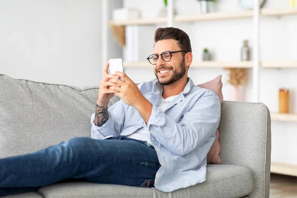Harika bir mobil uygulama. Akıllı telefon kullanan, sosyal ağlarda mesajlaşan ve sörf yapan, evdeki koltukta oturan, fotokopi çeken mutlu bir adam. Millennial Man internette geziniyor, cep telefonunda uygulama kullanıyor