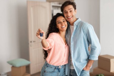 Neşeli bir milenyum çifti yeni dairelerinde duruyor ve kutuları açmaya başlarken ellerinde anahtarlarıyla gururla duruyorlar. Birlikte yeni bir hayata başlarken heyecan havayı dolduruyor..