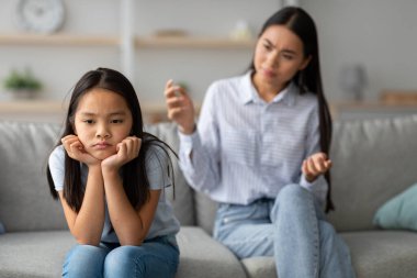 Aile yanlış anlaması. Kanepede oturan Asyalı kızı gücendirmiş. Evde kavga ettikten sonra annesine dönmüş. Annesi ona ne olduğunu sormuş.