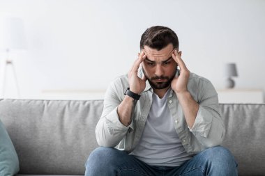 Dramatik yaşam tarzı, migren, orta yaş krizi, kötü his, sağlık sorunları. İçeride endişeli biri var. Üzgün, çekici, kaslı, sakallı adam koltukta oturuyor ve oda içi baş ağrısından muzdarip.