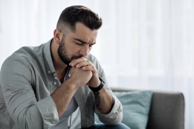 Utanç, pişmanlık ya da umutsuzluk. Bunalımlı ve stresli yalnız bir genç adam. Üzüntülü insan hata üstüne keder içinde. Yalnızlığı ya da kaygısı olan üzgün, Avrupalı yakışıklı erkek evde ağlıyor.