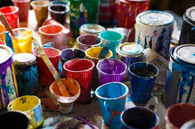 Çok renkli plastik kutu boya ile. Sanatçı çalışma alanı arka plan. Eski kirli boyalar arka plan. Renkli sanatçı paleti. Yumuşak tonda. Yaratıcılık, görsel sanat kavramı. Sanat ve el sanatları.
