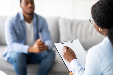 Depresyonlu genç bir zenci ya da travma sonrası stres bozukluğu olan klinikte psikoterapistle seans yapan, seçici odaklı. Üzgün Afrikalı Amerikalı adam duygusal sorunlar yaşıyor, profesyonel psikolojik yardım alıyor.