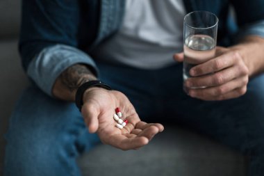 Son derece mutsuz, bunalımlı bir adam, intihar, uyurgezer, antidepresan, aşırı doz ilaç alıyor. Üzücü, bin yıllık bir adam elinde bir sürü farklı hap ve bir bardak su tutuyor.