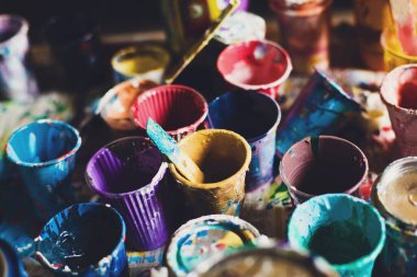 Boyalı çok renkli plastik kanlar. Sanatçı işyeri arka planı. Sanat aletleri. Eski kirli Boyalar arka plan. Renkli sanatçı paleti. Yumuşak tonlu. Yaratıcılık, görsel sanat konsepti. Sanat ve zanaat. Closeup