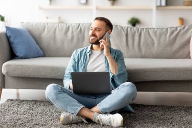 Evde dizüstü bilgisayar ve cep telefonu kullanan, serbest çalışan mutlu bir genç. Milenyum adamı arkadaşlarıyla sohbet ediyor, iş görüşmesi sırasında telefon görüşmesi yapıyor.