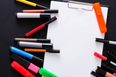 Çizim için-ileti örneği renk işaretleyicilerini çeşitli görünümünü üst ve beyaz boş kağıt üzerinde siyah okul sırası geçmiş ile tablet. Desiner çalışma alanı sketchbook, closeup üzerinde kopya alanı ile