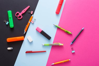 Kırtasiye malzemeleri ve pop sanat arka plan üzerindeki aygıtlar. Üstten Görünüm, düz yatıyordu, mockup işaretleri, prezervatif, kalem, makas, bağlayıcı klipleri ile modern ofisindeki yaratıcı çalışma alanı