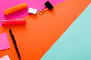 Minimal tasarım. Üstten Görünüm çeşitli ileti örneği ile modern yaratıcı çalışma alanının. Renkli arka plan kopya alanı ile