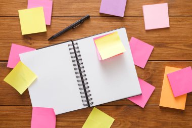 Şeyler unutma. Kırtasiye malzemeleri, ofis ahşap masa açık not defteri, kalem ve pek çok renkli boş bellek sopa ve faturası notlar, düz yatıyordu kopyalama alanı, üstten görünüm, şablon