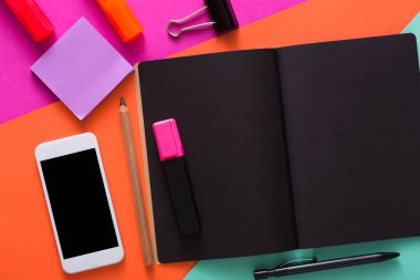 Yaratıcı minimal tasarım, düz ve çalışma alanı Danışma kırtasiye, mobil akıllı telefon, boş siyah sketchbook kopya alanı ile yatıyordu. Şablon, mockup, nesneleri