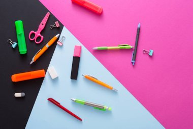 Kırtasiye malzemeleri ve pop sanat arka plan üzerindeki aygıtlar. En iyi görünüm düz yatıyordu mockup işaretleri, prezervatif, kalem, makas, bağlayıcı klipleri ile modern ofisindeki yaratıcı çalışma alanı