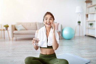 Bir bardak su ile spor yapan genç Hintli bayan cep telefonuyla konuşuyor, ev eğitimine ara veriyor. Bin yıllık Asyalı kadın ev içi çalışmadan sonra telefon konuşmasından keyif alıyor.