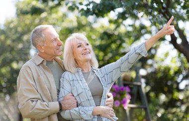 Mutlu emekli çift bahçede eğleniyor, ılık bahar gününde yürüyor, karısını ve karısını kucaklıyor, bir şeyler gösteriyor. Bırak aşk sonsuza dek sürsün.