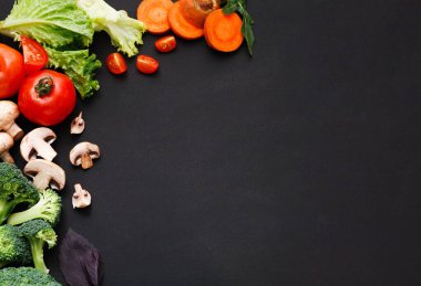 Sağlıklı gıda arka plan, taze sebze. İtalyan mutfağı, siyah üstten görünüm için pişirme malzemeler