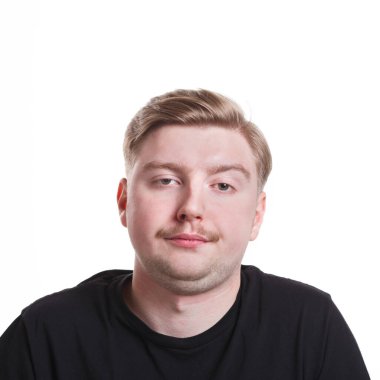 Şüphecilik, yüz ifadesi. Şüpheli adam beyaz izole studio özgeçmişlerine ekşitmeden portre