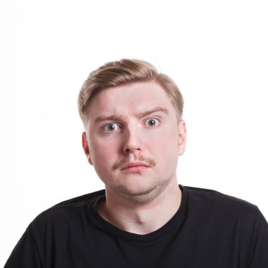 Şaşırdım. Mucizevi adam yüzüne hayret ediyor, beyaz izole arka planda duruyor, stüdyo çekimi.