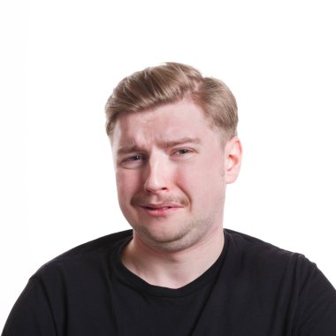 İnsani duygular negatif. Yüzünde, iğrenme ifade adam beyaz stüdyo özgeçmişlerine ekşitmeden kesme