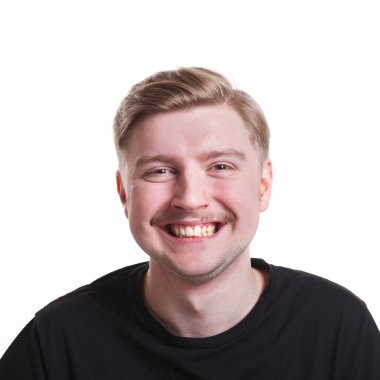 Şaka yapıyorum. Şaka beyaz izole arka plan, stüdyo çekim, kopya alanı üzerinde gülen neşeli adam