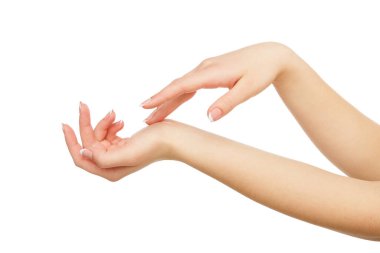 Beyaz arka planda Fransız manikürlü kadın elleri var. Güzellik ve cilt bakımı, yakın plan, kesim