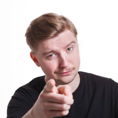 Hey sen! İşaret parmağı kamerada, beyaz izole edilmiş stüdyo geçmişi olan katı bir adam.