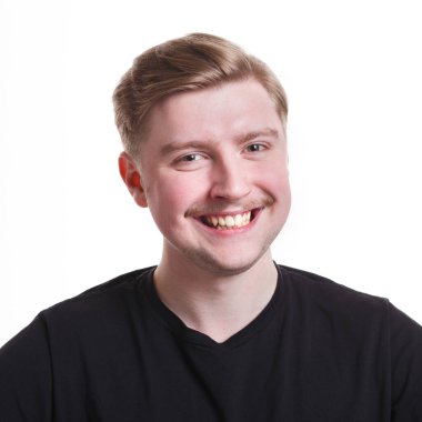 Olumlu duygu. Neşeli man gülüyor beyaz izole arka plan, stüdyo çekim, kopya alanı