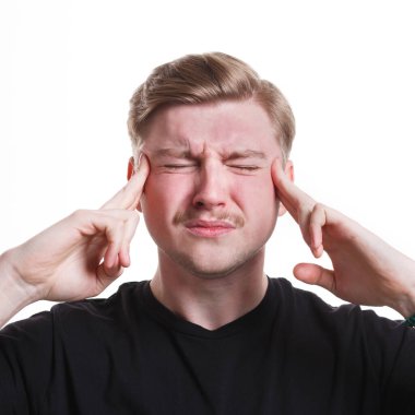 Baskı altında. Yoğunlaşmış stresli adam, parmaklarını tapınakta tutuyor, beyaz izole edilmiş stüdyo geçmişi var.